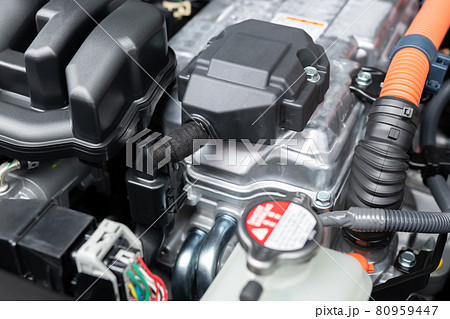新車のエンジンルーム 80959447