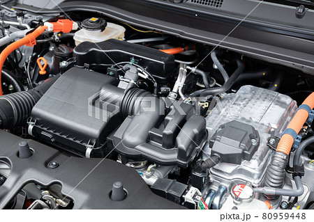 新車のエンジンルーム 80959448