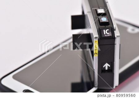 スマートフォンと玩具の改札機 スマートフォンと玩具の改札機 80959560
