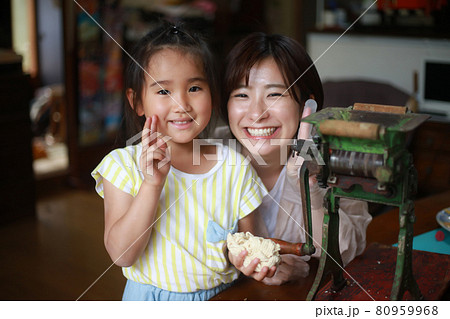 製麵機を使う親子 製麵機を使う親子 80959968