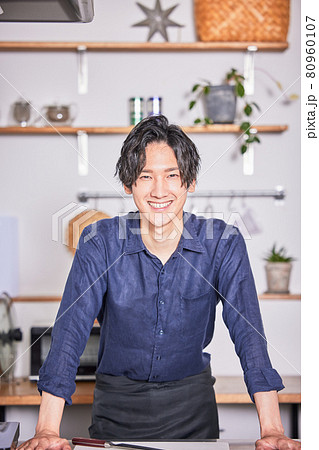 エプロンをつけてキッチンに立つ若い男性 料理男子イメージ エプロンをつけてキッチンに立つ若い男性 料理男子イメージ 80960107
