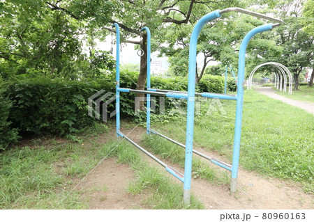 日本の公園の健康器具 平行棒 懸垂 日本の公園の健康器具 平行棒 懸垂 80960163