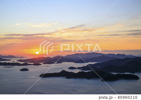 広島県三原市　海霧流れる瀬戸内の日の出　筆影山展望台より 80960210
