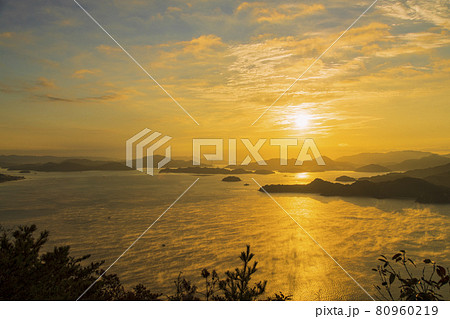 広島県三原市　海霧流れる瀬戸内の日の出 80960219