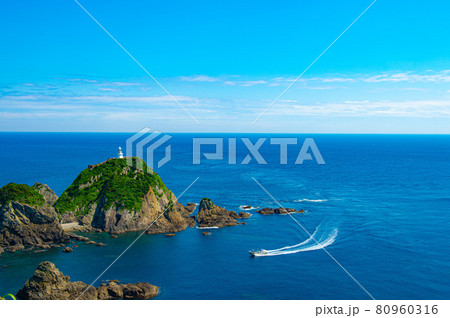 佐多岬から日本最古の佐多岬灯台を望む 80960316