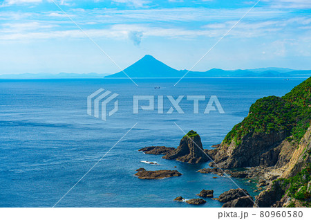 佐多岬から開聞岳を望む 80960580