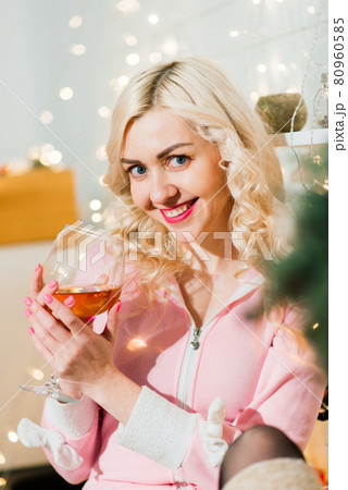 Young housewife preparing christmas dinner in kitchen 80960585