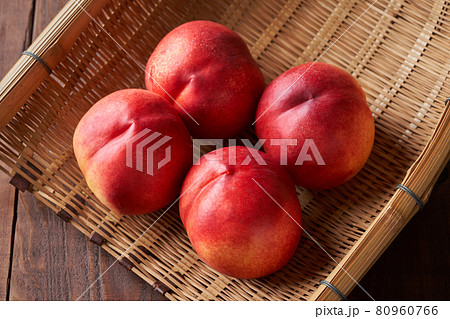 ザルに盛られたネクタリン 80960766