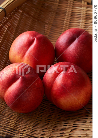 ザルに盛られたネクタリン 80960770