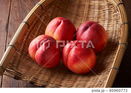 ザルに盛られたネクタリン ザルに盛られたネクタリン 80960772
