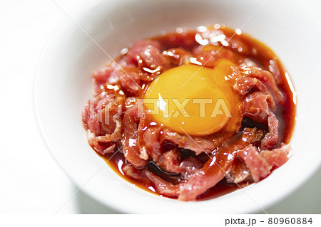 馬肉のユッケ 写真素材 馬肉のユッケ 写真素材 80960884