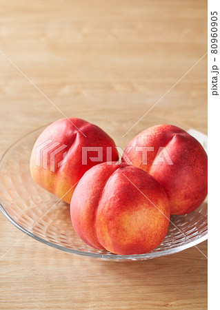 ガラスの器に盛られたネクタリン ガラスの器に盛られたネクタリン 80960905