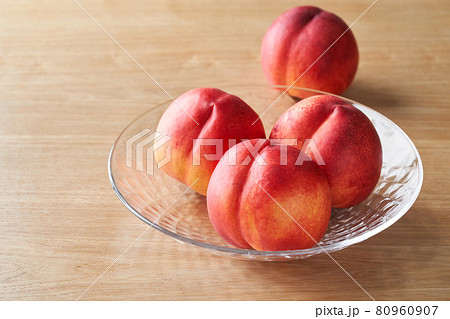 ガラスの器に盛られたネクタリン ガラスの器に盛られたネクタリン 80960907