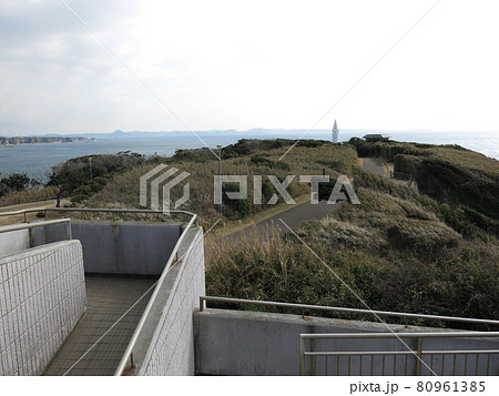 神奈川県立城ヶ島公園の第二展望台からの眺め(東側 安房埼灯台・剱崎・房総半島) 神奈川県立城ヶ島公園の第二展望台からの眺め(東側 安房埼灯台・剱崎・房総半島) 80961385