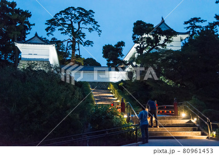 「黄昏の小田原城」　午後6時40分ごろ夜間照明の開始と共に白壁の天守閣、重厚な常盤門が浮かび上がった 80961453