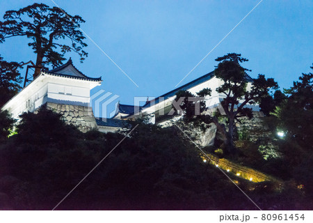 「黄昏の小田原城」 午後6時40分ごろ夜間照明の開始と共に白壁の天守閣、重厚な常盤門が浮かび上がった 「黄昏の小田原城」 午後6時40分ごろ夜間照明の開始と共に白壁の天守閣、重厚な常盤門が浮かび上がった 80961454