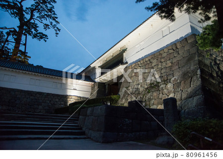 「黄昏の小田原城」　午後6時40分ごろ夜間照明の開始と共に白壁の天守閣、重厚な常盤門が浮かび上がった 80961456