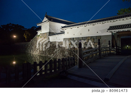 「黄昏の小田原城」 午後6時40分ごろ夜間照明の開始と共に白壁の天守閣、重厚な常盤門が浮かび上がった 「黄昏の小田原城」 午後6時40分ごろ夜間照明の開始と共に白壁の天守閣、重厚な常盤門が浮かび上がった 80961473