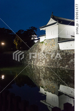 「黄昏の小田原城」　午後6時40分ごろ夜間照明の開始と共に白壁の天守閣、重厚な常盤門が浮かび上がった 80961477