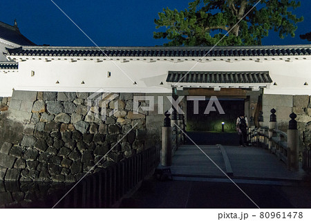 「黄昏の小田原城」　午後6時40分ごろ夜間照明の開始と共に白壁の天守閣、重厚な常盤門が浮かび上がった 80961478