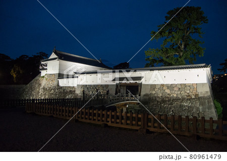 「黄昏の小田原城」 午後6時40分ごろ夜間照明の開始と共に白壁の天守閣、重厚な常盤門が浮かび上がった 「黄昏の小田原城」 午後6時40分ごろ夜間照明の開始と共に白壁の天守閣、重厚な常盤門が浮かび上がった 80961479