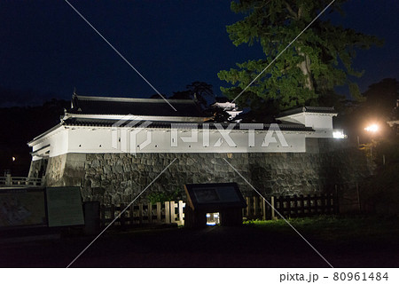 「黄昏の小田原城」 午後6時40分ごろ夜間照明の開始と共に白壁の天守閣、重厚な常盤門が浮かび上がった 「黄昏の小田原城」 午後6時40分ごろ夜間照明の開始と共に白壁の天守閣、重厚な常盤門が浮かび上がった 80961484