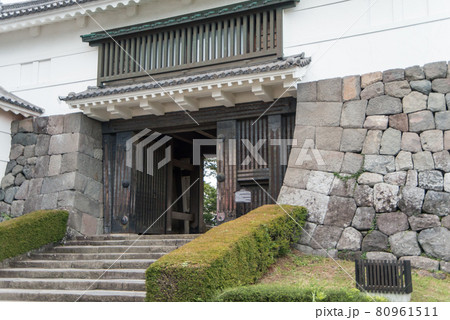 「黄昏の小田原城」 午後6時40分ごろ夜間照明の開始と共に白壁の天守閣、重厚な常盤門が浮かび上がった 「黄昏の小田原城」 午後6時40分ごろ夜間照明の開始と共に白壁の天守閣、重厚な常盤門が浮かび上がった 80961511