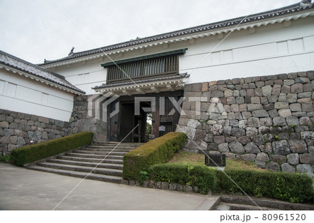 「黄昏の小田原城」　午後6時40分ごろ夜間照明の開始と共に白壁の天守閣、重厚な常盤門が浮かび上がった 80961520