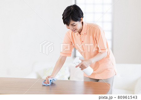 消毒液でテーブルを拭く介護士 消毒液でテーブルを拭く介護士 80961543