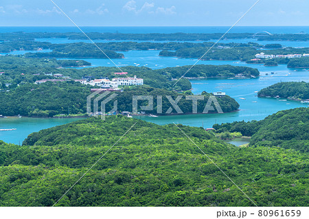 《三重県》夏の横山展望台・英虞湾の海岸線 80961659
