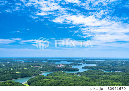 《三重県》夏の横山展望台・英虞湾の海岸線 80961670