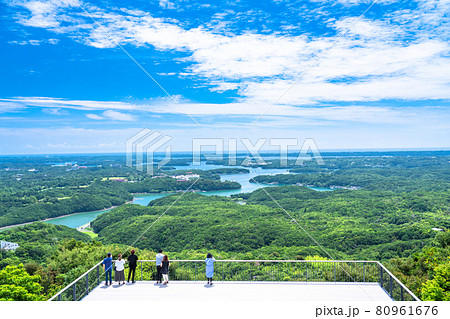 《三重県》夏の横山展望台・英虞湾の海岸線 80961676