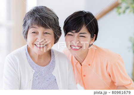 介護イメージ　シニア女性と介護士のポートレート 80961679