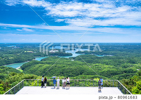 《三重県》夏の横山展望台・英虞湾の海岸線 80961683