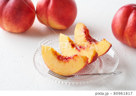 カットしたネクタリン 80961817