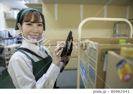 スーパーのバックヤードでで在庫管理をするマウスシールドをした女性従業員 80962041