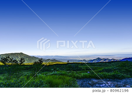 早朝の弥陀ヶ原から富山平野を望む 80962196