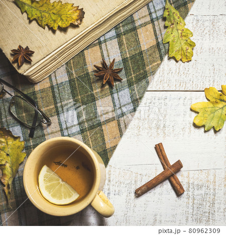 Autumn background with a cup of tea 80962309