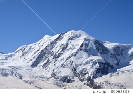 ゴルナーグラート展望台からリスカム 山 とゴルナー氷河の写真素材