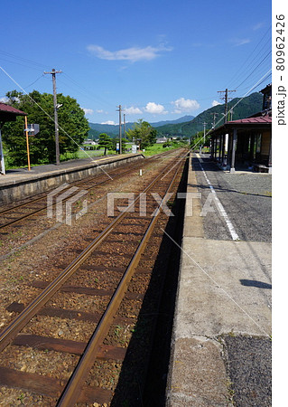 岡山県津山市JR因美線 美作加茂駅：ホームから知和駅方向を見る 80962426