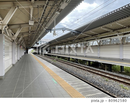 台風直前　誰もいない朝のJR川越線西大宮駅 80962580