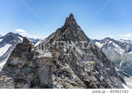 Pointed rocky mountain ridge on sunny summer day 80962582
