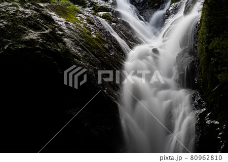 美しい滝 80962810