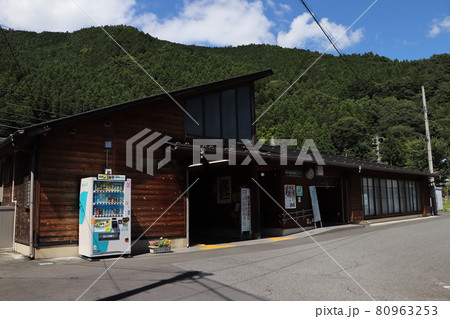 山を背負う東京の駅 JR青梅線古里駅 山を背負う東京の駅 JR青梅線古里駅 80963253