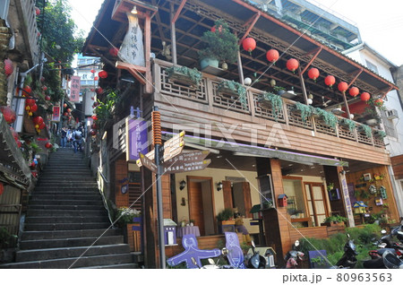 台湾、九份、豎崎路の階段、ノスタルジックな街並 80963563
