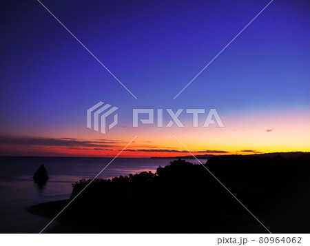 太陽が沈んでいく海辺の夕焼け 80964062