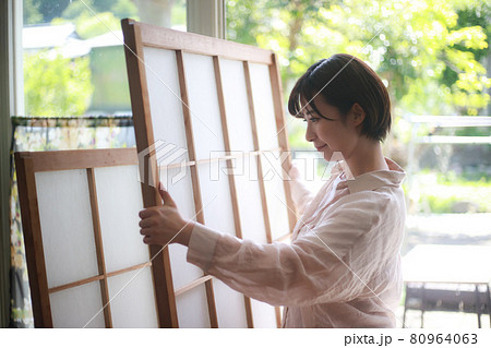 障子を張り替える女性 80964063