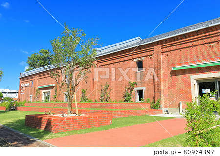 【兵庫県】晴天下の洲本市民広場（エスブリック） 80964397