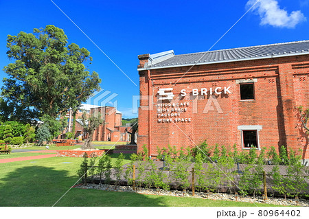 【兵庫県】晴天下の洲本市民広場（エスブリック） 80964402