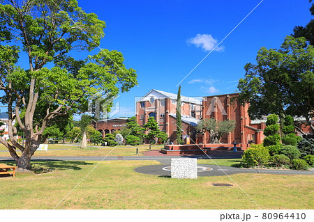 【兵庫県】晴天下の洲本市立洲本図書館 80964410
